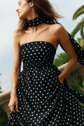 Schulterfreies Maxikleid mit Bindedetail und Punktemuster