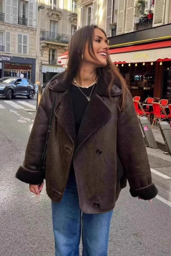Locker geschnittene Jacke in Braun mit Kunstfellbesatz