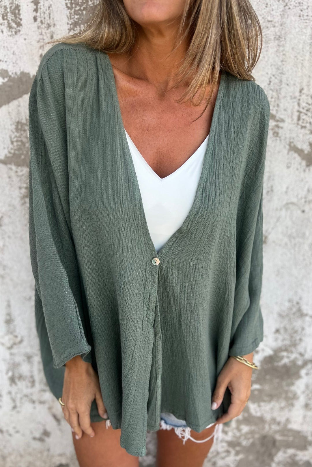 Locker geschnittene Strickjacke mit V-Ausschnitt und langen Ärmeln