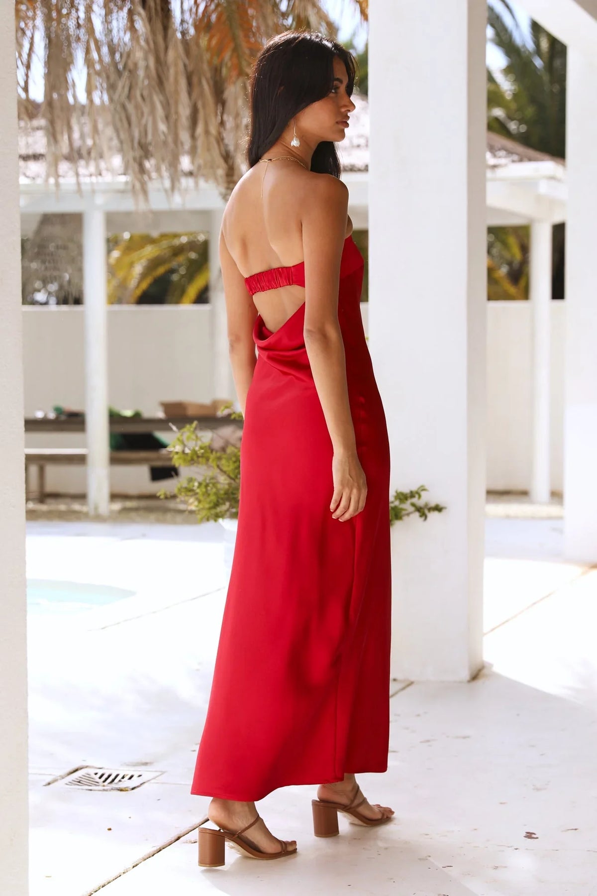 Gleam – Schulterfreies Maxikleid mit Wasserfall-Ausschnitt und offenem Rücken