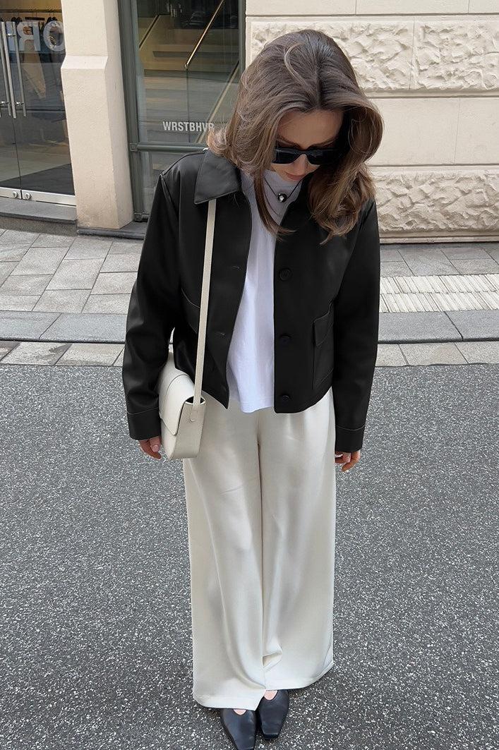 Jacke mit kurzem Schnitt und Leder in Schwarz