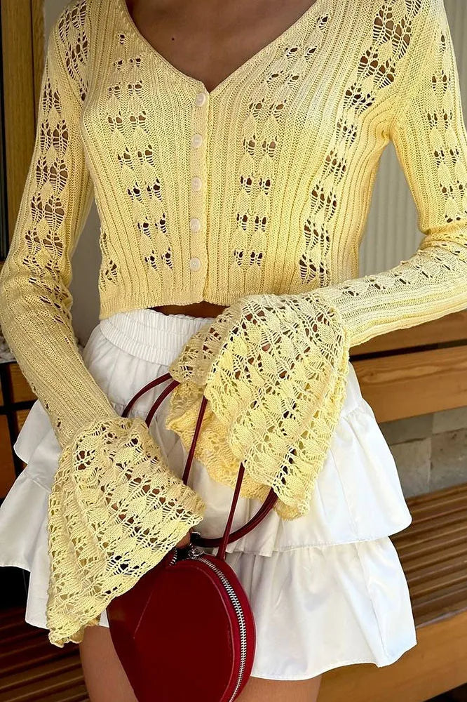 Strickjacke mit V-Ausschnitt, langen Ärmeln und Aussparungen