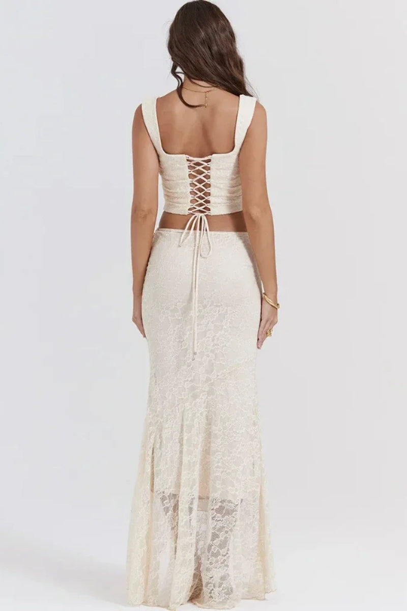 Maxikleid mit kurzem Schnitt und Spitze