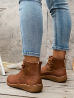 Stiefel in Lederoptik im Vintage-Look mit flachem Absatz