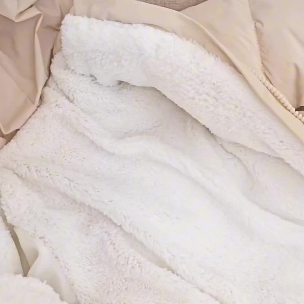 Frosty Baby Strampler – Luxus Winteroverall inklusive Kapuze für die kälteren Monate