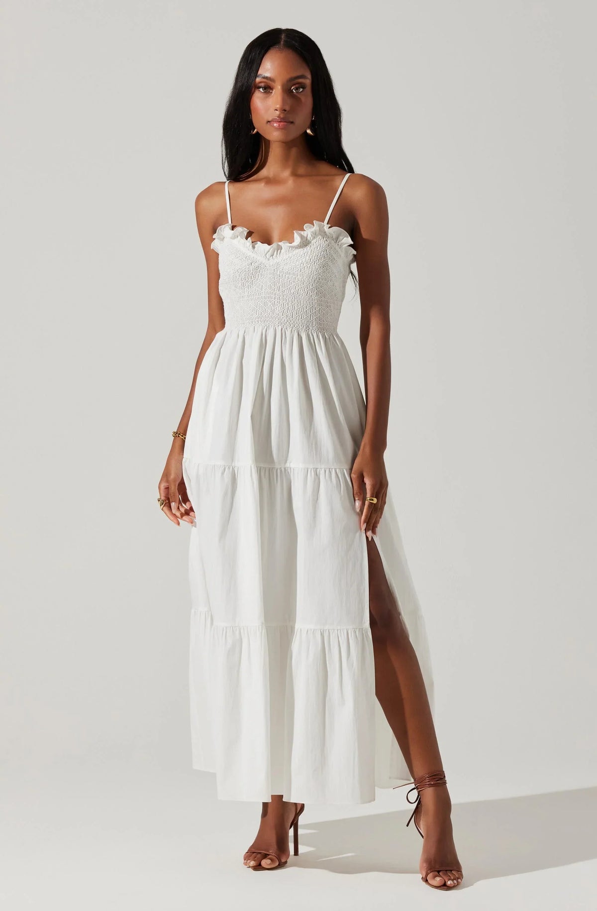 Seraphine – Maxikleid mit Rüschen und Beinschlitz