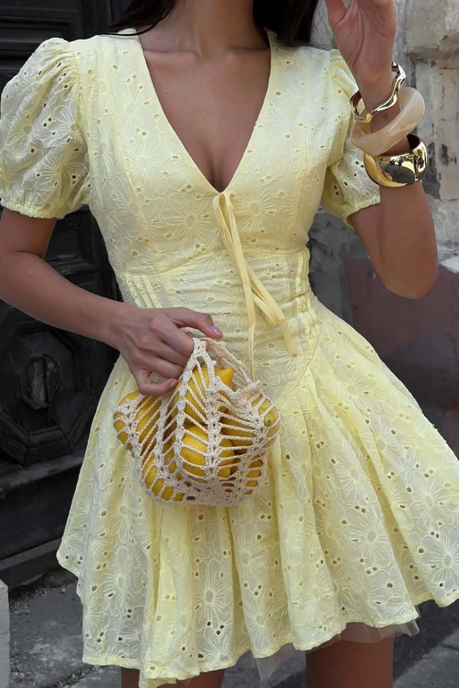 Kleid mit Puffärmeln und Aussparungen