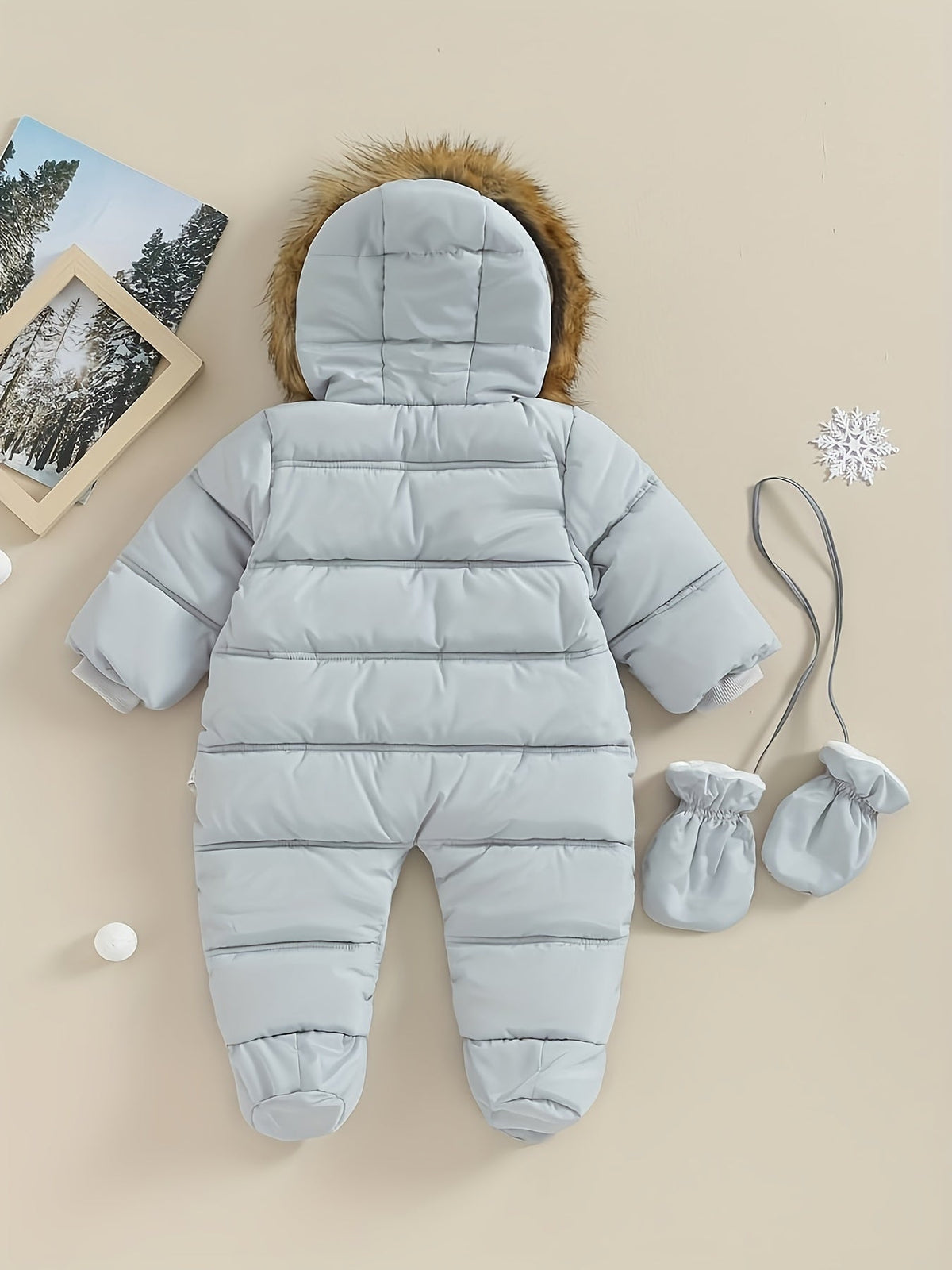 Snowy Baby Strampler – Warmer Winter-Overall inklusive Kapuze für draußen
