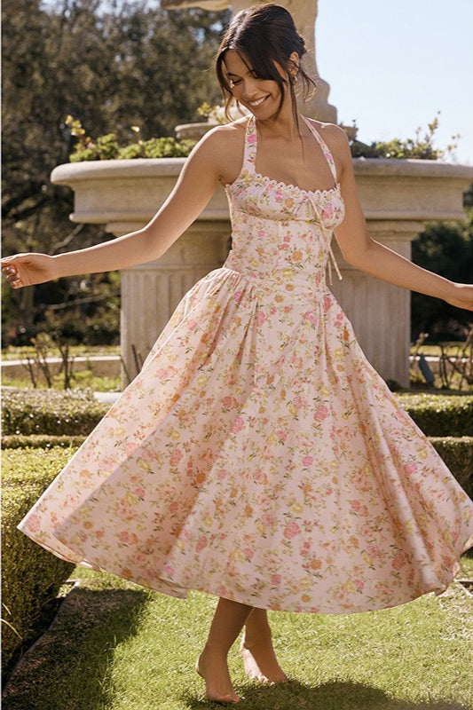 Figurbetontes Maxikleid mit Neckholder und Blumenmuster in Rosa