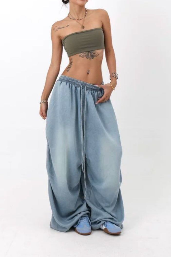 Locker geschnittene Jeans mit weitem Bein