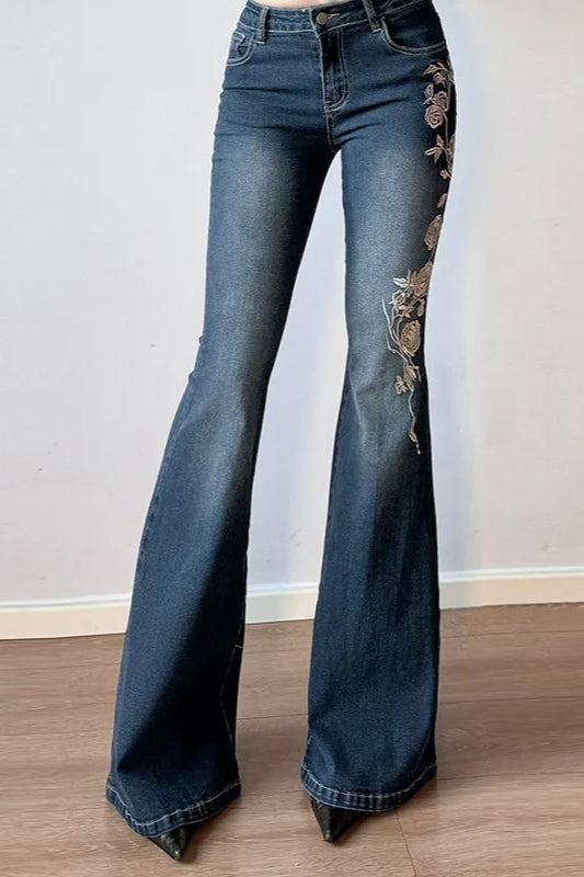 Jeans mit Stickerei in Blau