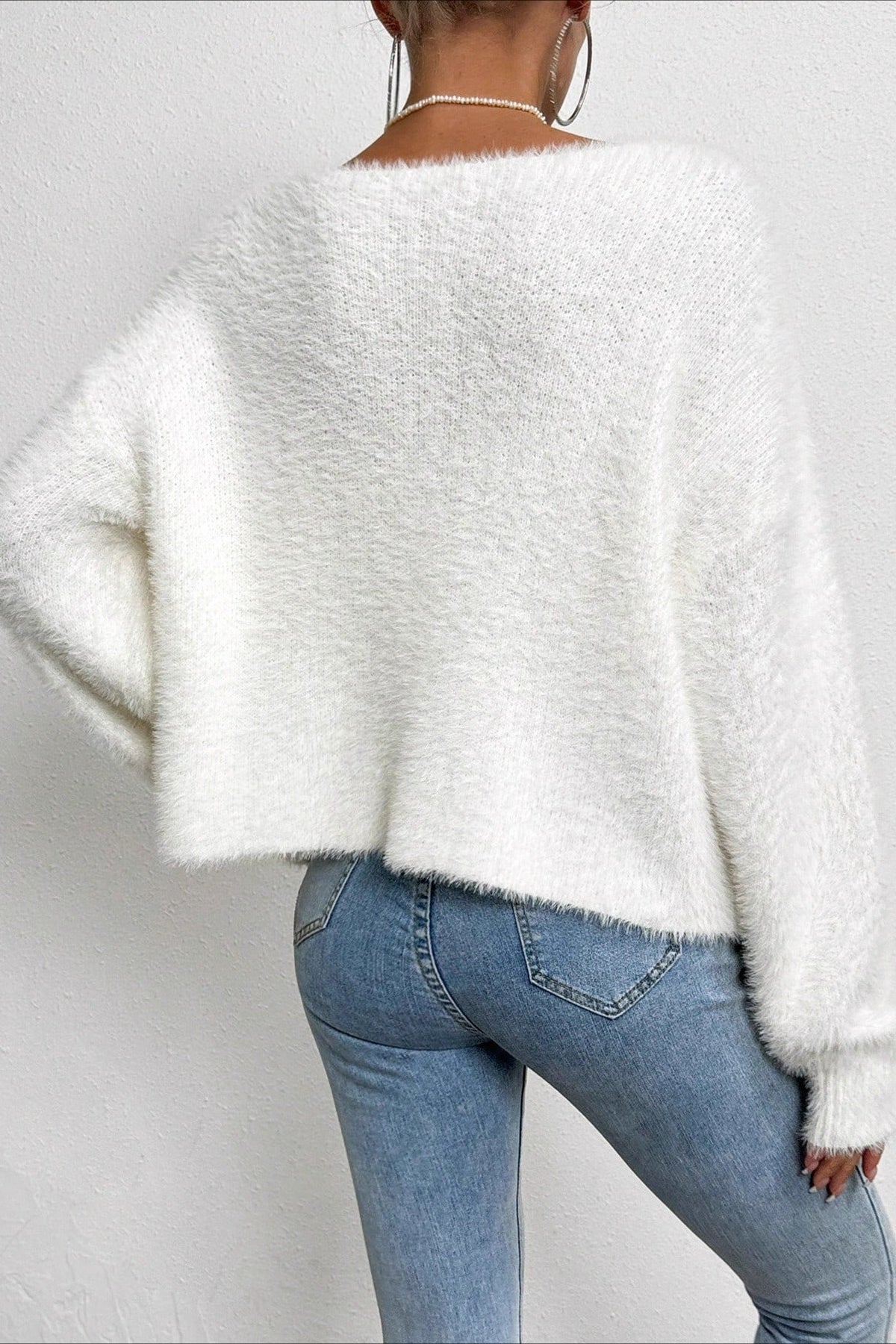 Modeartikel mit V-Ausschnitt, Strickstruktur und Perlendetails