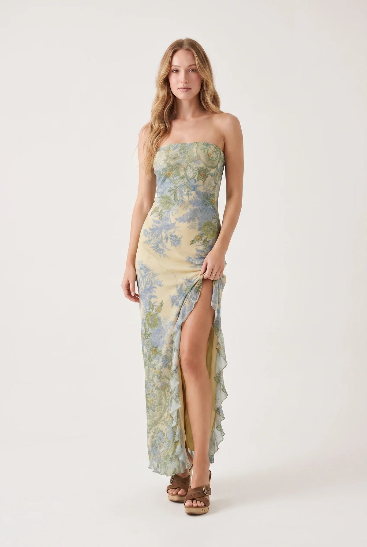 Schulterfreies Maxikleid mit Rüschen und Beinschlitz