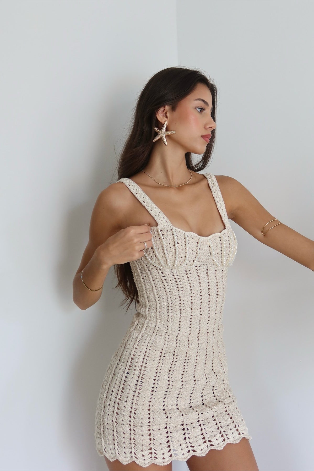 Kleid mit Aussparungen und Strickstruktur