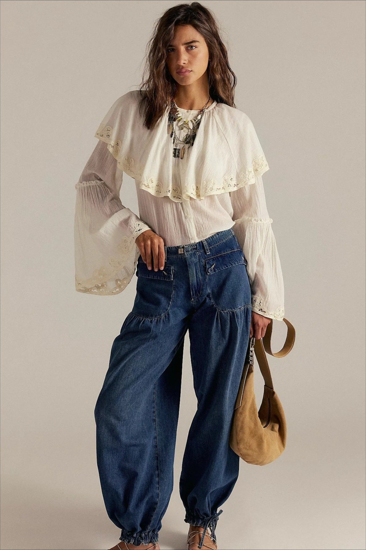 Jeans mit weitem Bein und Raffung in Dunkelblau