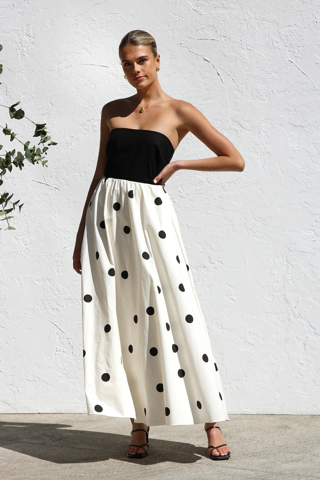 Trägerloses Maxikleid mit A-Linie und Punktemuster