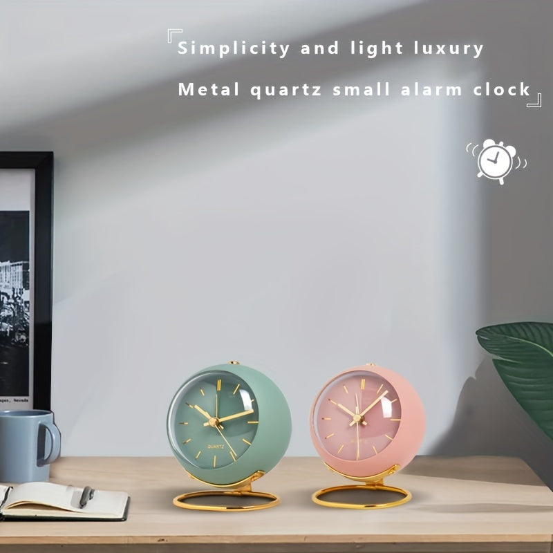Nordic Silent Desk Clock: Leuchtende Zeiger & Metallrahmen