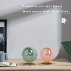Nordic Silent Desk Clock: Leuchtende Zeiger & Metallrahmen