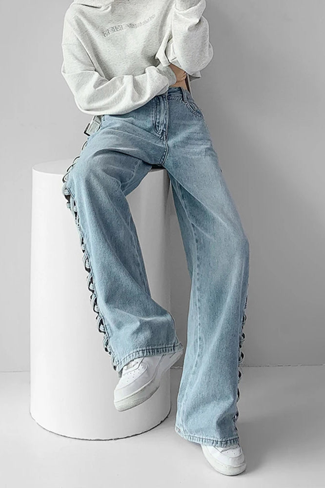 Jeans mit weitem Bein und Aussparungen