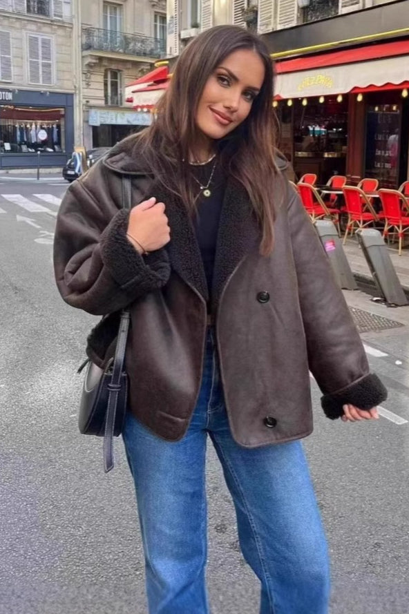 Locker geschnittene Jacke in Braun mit Kunstfellbesatz