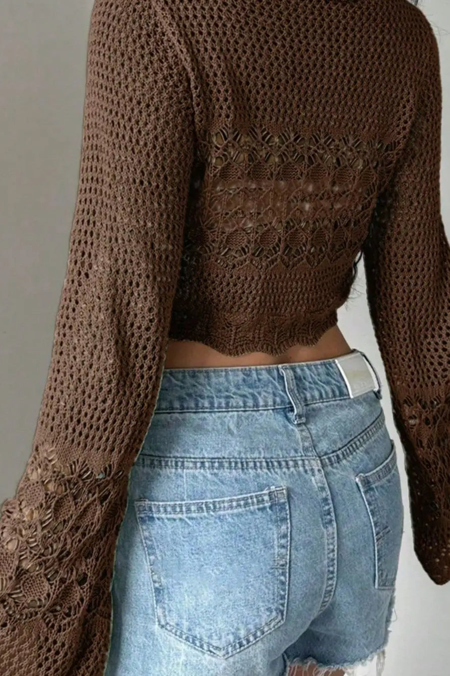 Kurz geschnittene Strickjacke mit Trompetenärmeln in Braun