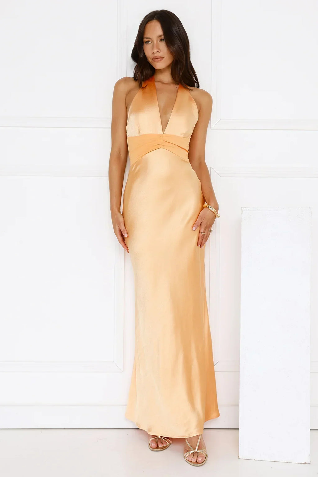 Spiced – Satin-Maxikleid mit V-Ausschnitt und Neckholder