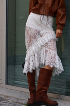 Asymmetrischer Midirock mit Spitze und Rüschen