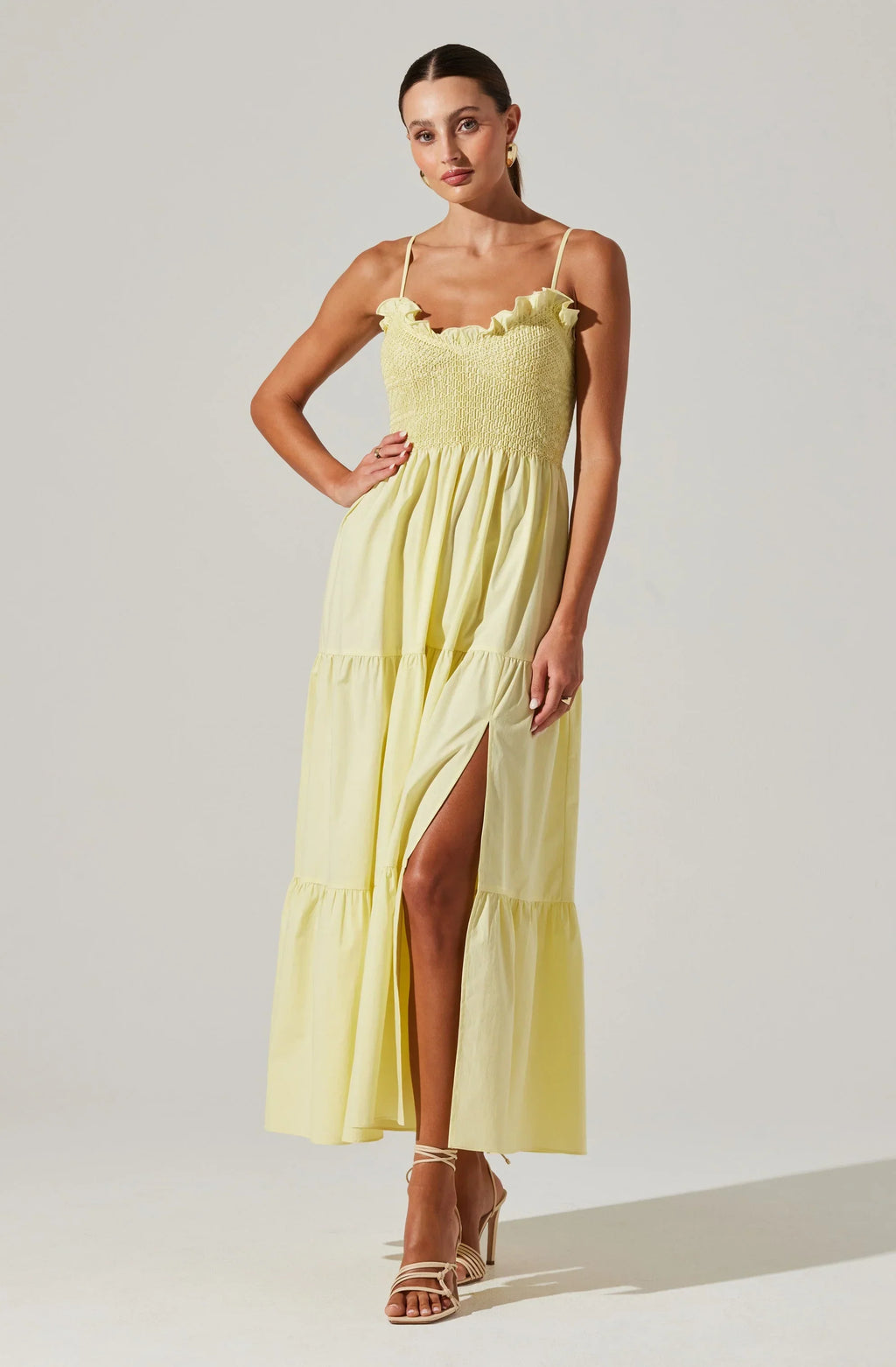 Seraphine – Maxikleid mit Rüschen und Beinschlitz