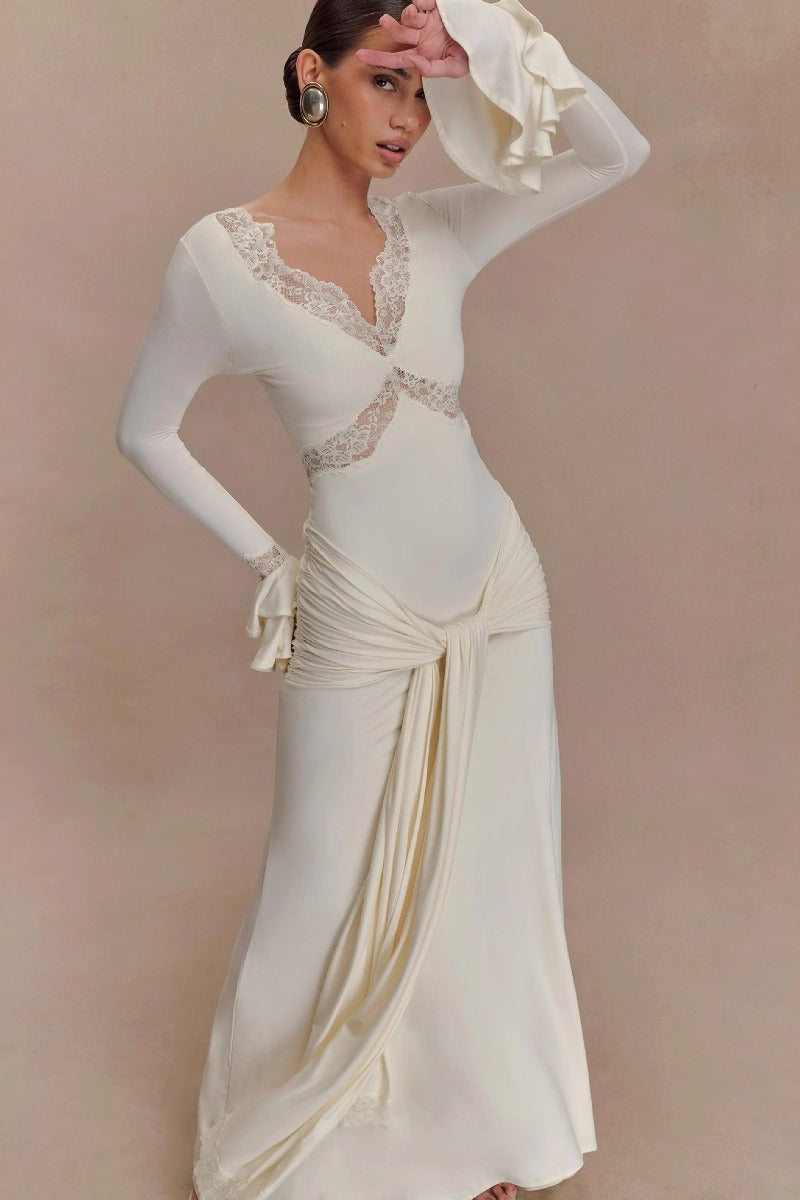 Figurbetontes Maxikleid mit Trompetenärmeln, ausgestelltem Schnitt und Spitze