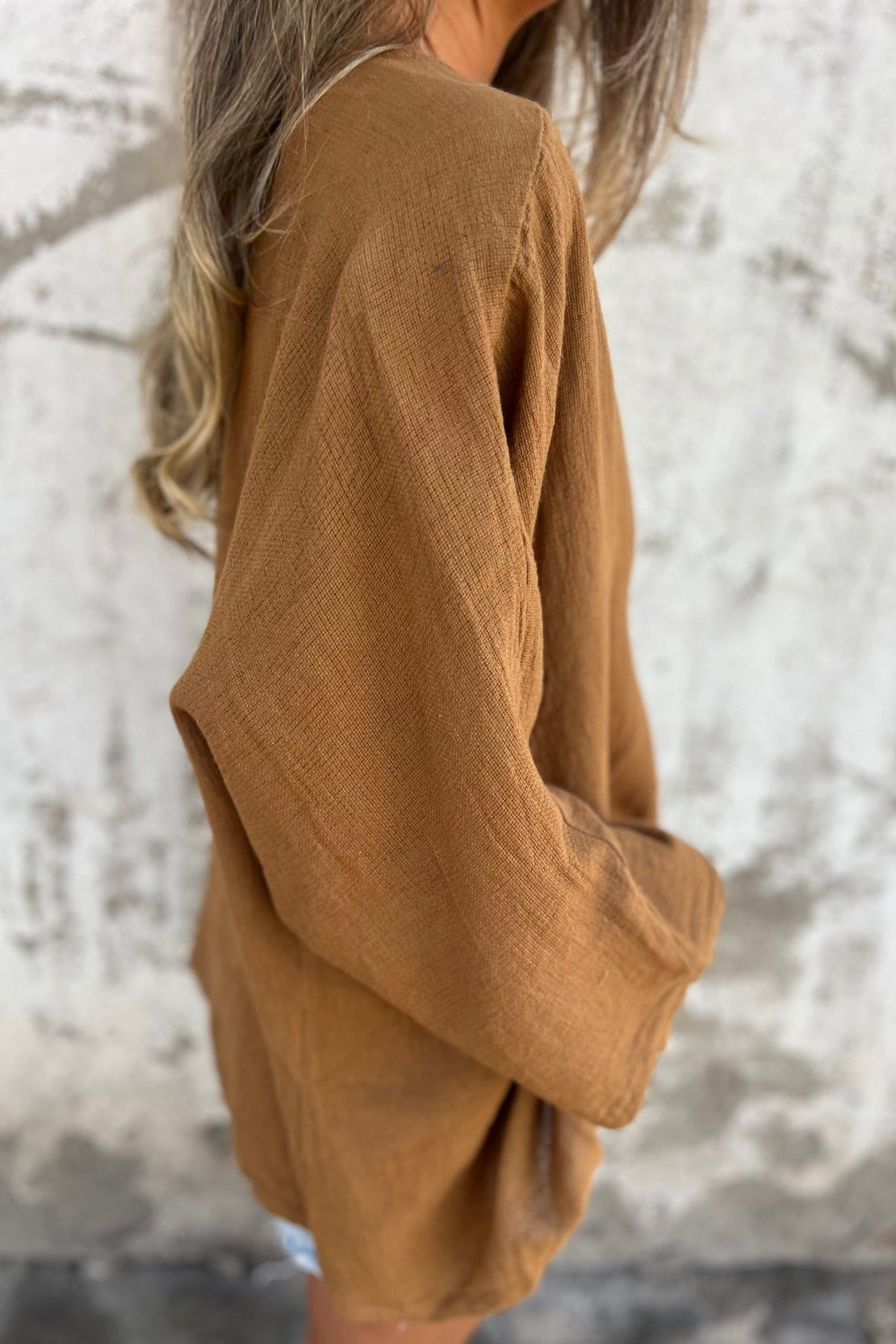 Locker geschnittene Strickjacke mit V-Ausschnitt und langen Ärmeln