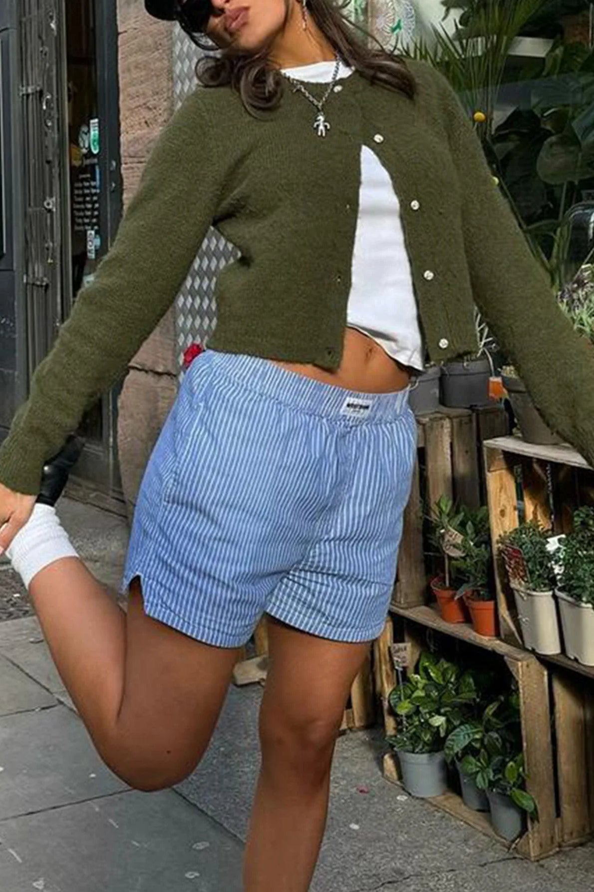 Strickjacke mit kurzem Schnitt, Knopfdetails und Strickstruktur