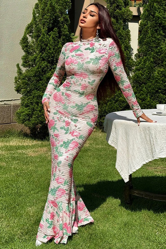 Figurbetontes Maxikleid mit langen Ärmeln und Blumenmuster in Aprikose