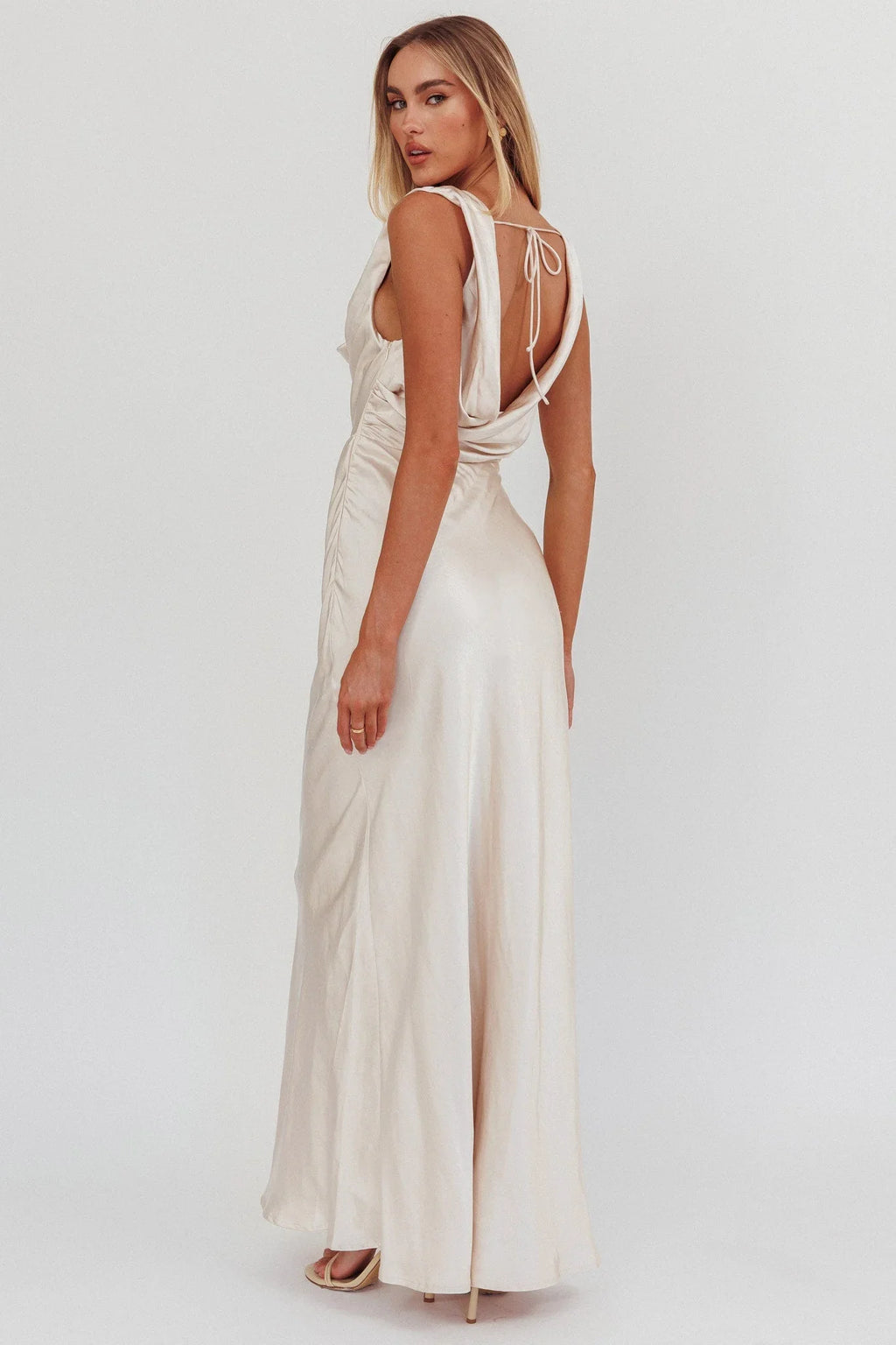 Chills – Satin-Maxikleid mit Wasserfall-Ausschnitt