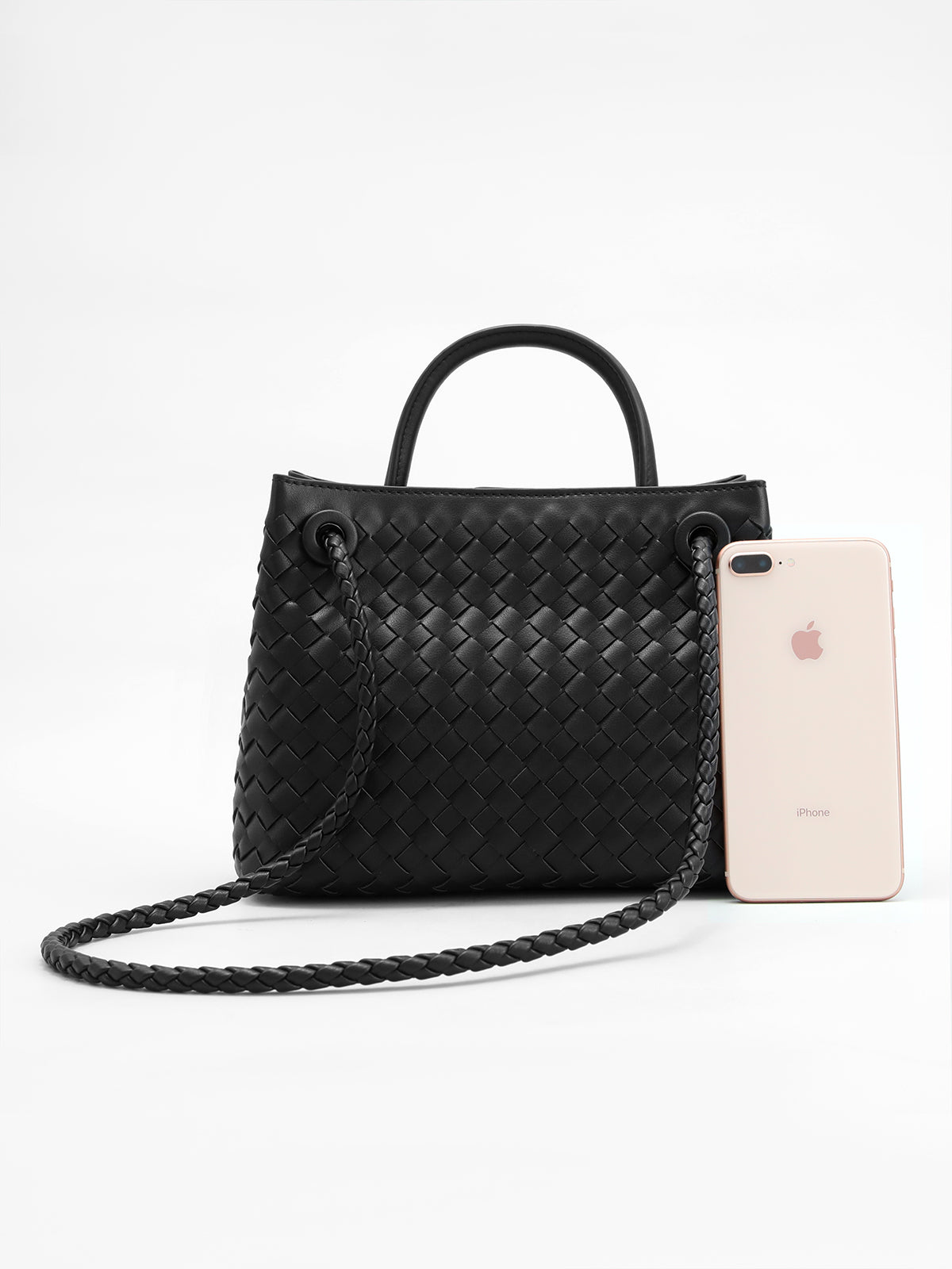 Tasche mit gedrehtem Metallgriff
