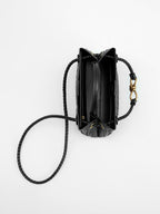 Tasche mit gedrehtem Metallgriff
