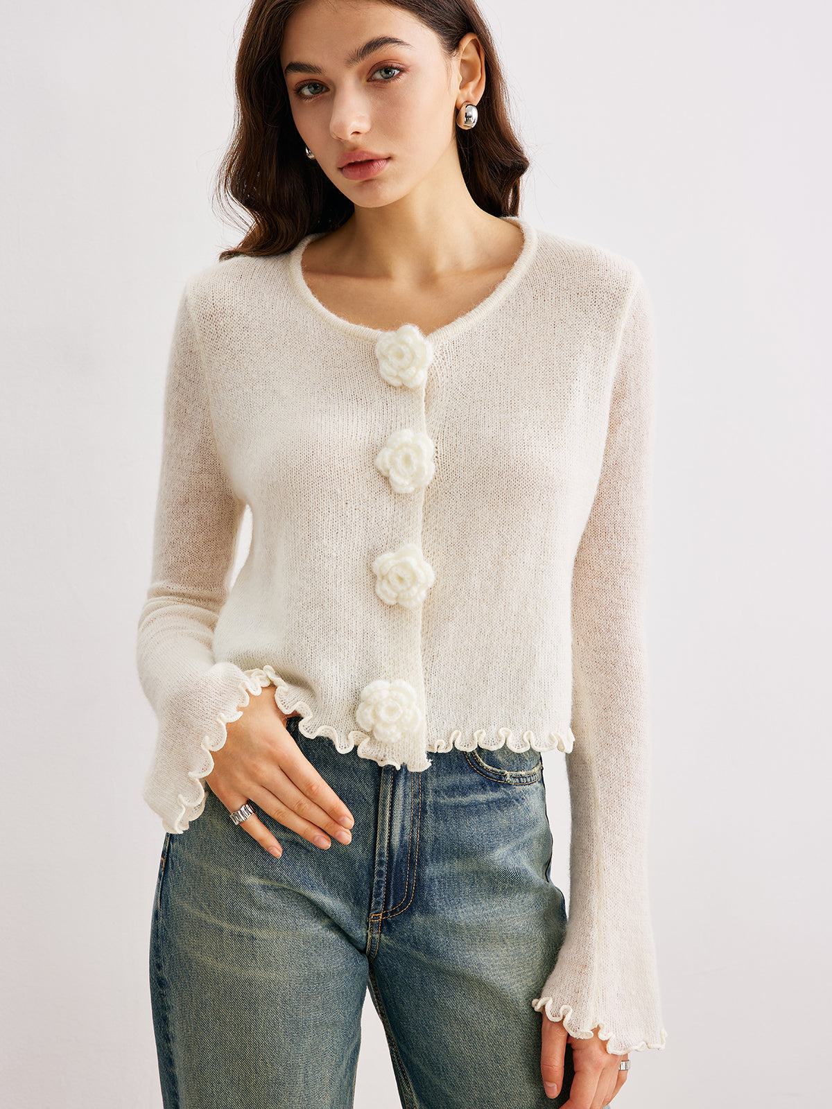 Strickjacke mit Blumenmuster und Wolle
