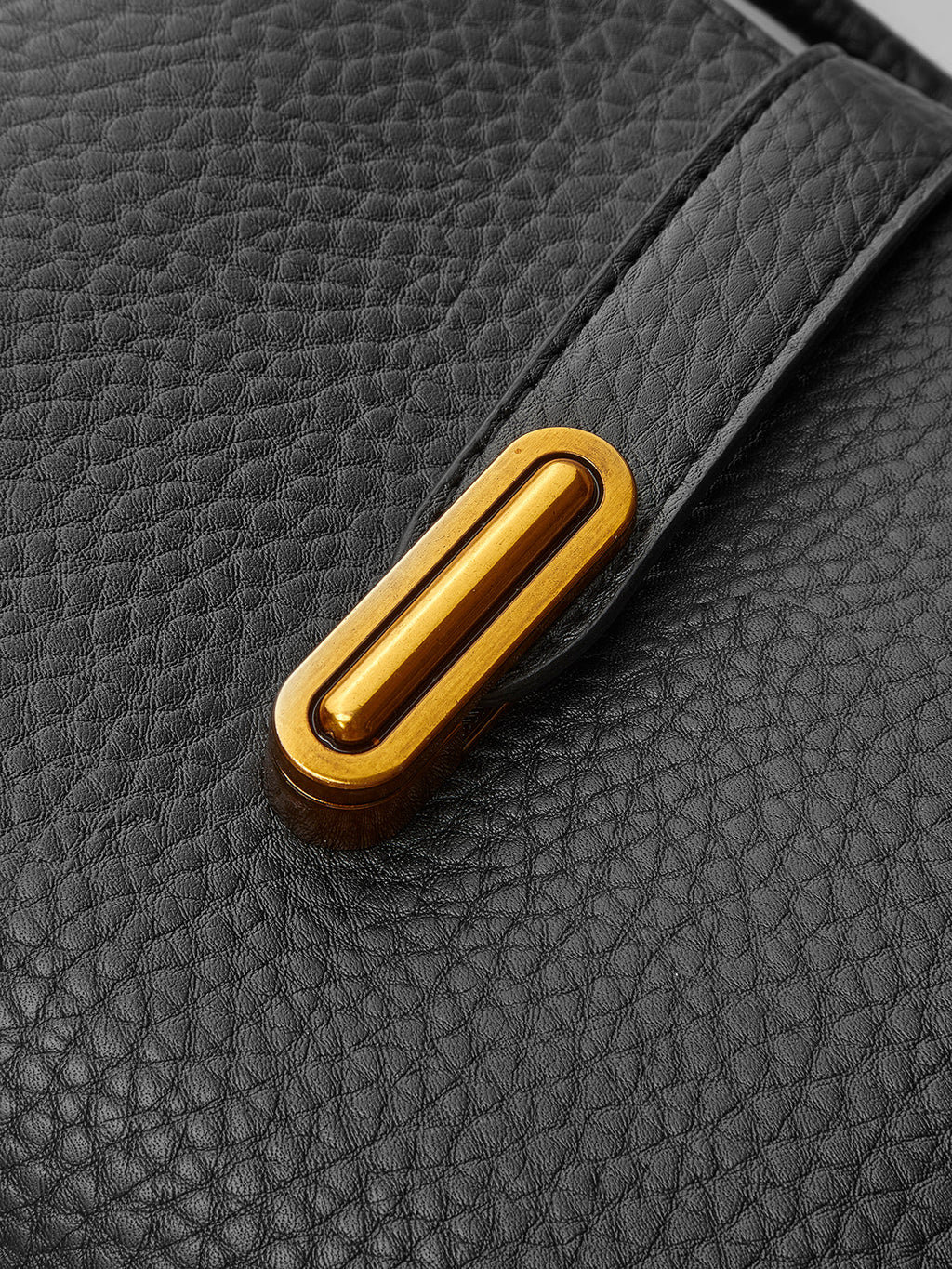 Schultertasche in Strukturoptik mit Henkel