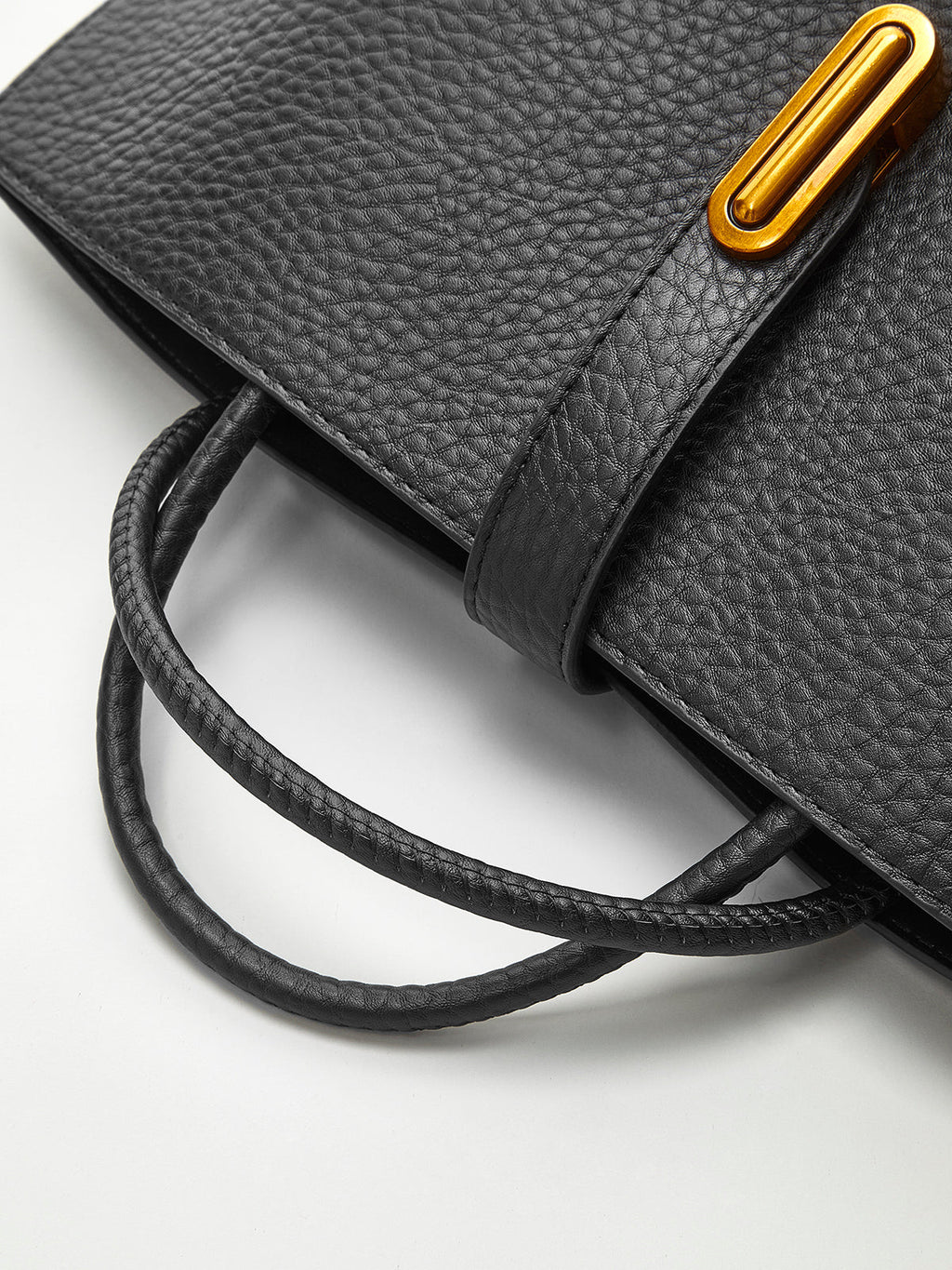 Schultertasche in Strukturoptik mit Henkel