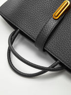 Schultertasche in Strukturoptik mit Henkel