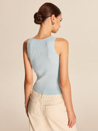 Weste mit Knopfdetails und Strickstruktur