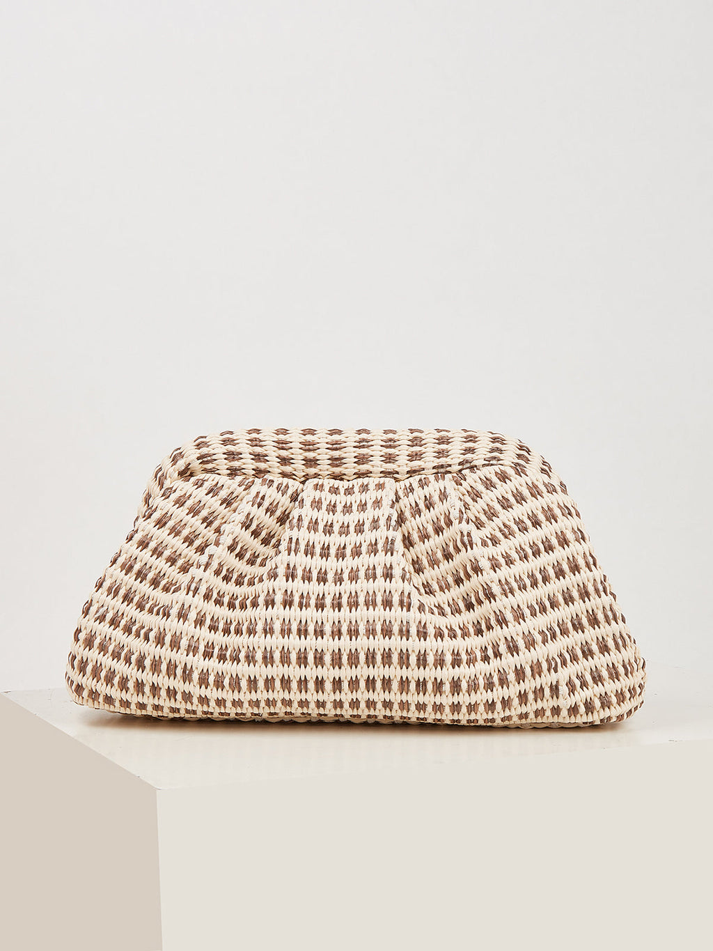 Clutch in Flechtoptik mit Raffung