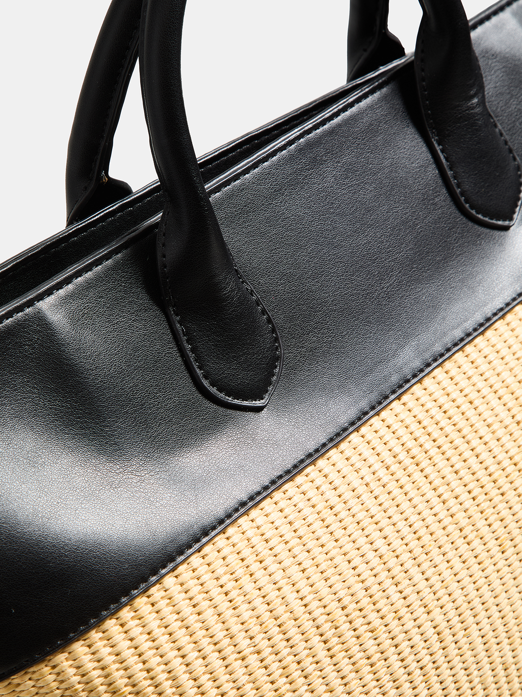 Shopper aus Stroh mit Patchwork-Design