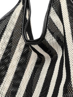 Hobo-Bag aus Netzgewebe im Streifen-Design