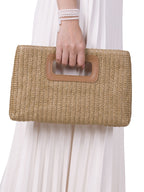 Clutch aus geflochtenem Stroh mit Cut-out-Detail