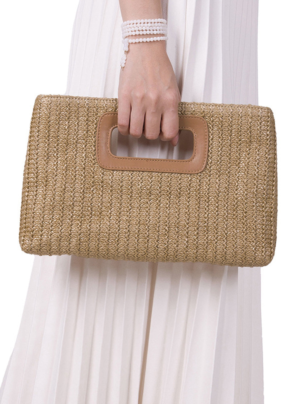 Clutch aus geflochtenem Stroh mit Cut-out-Detail