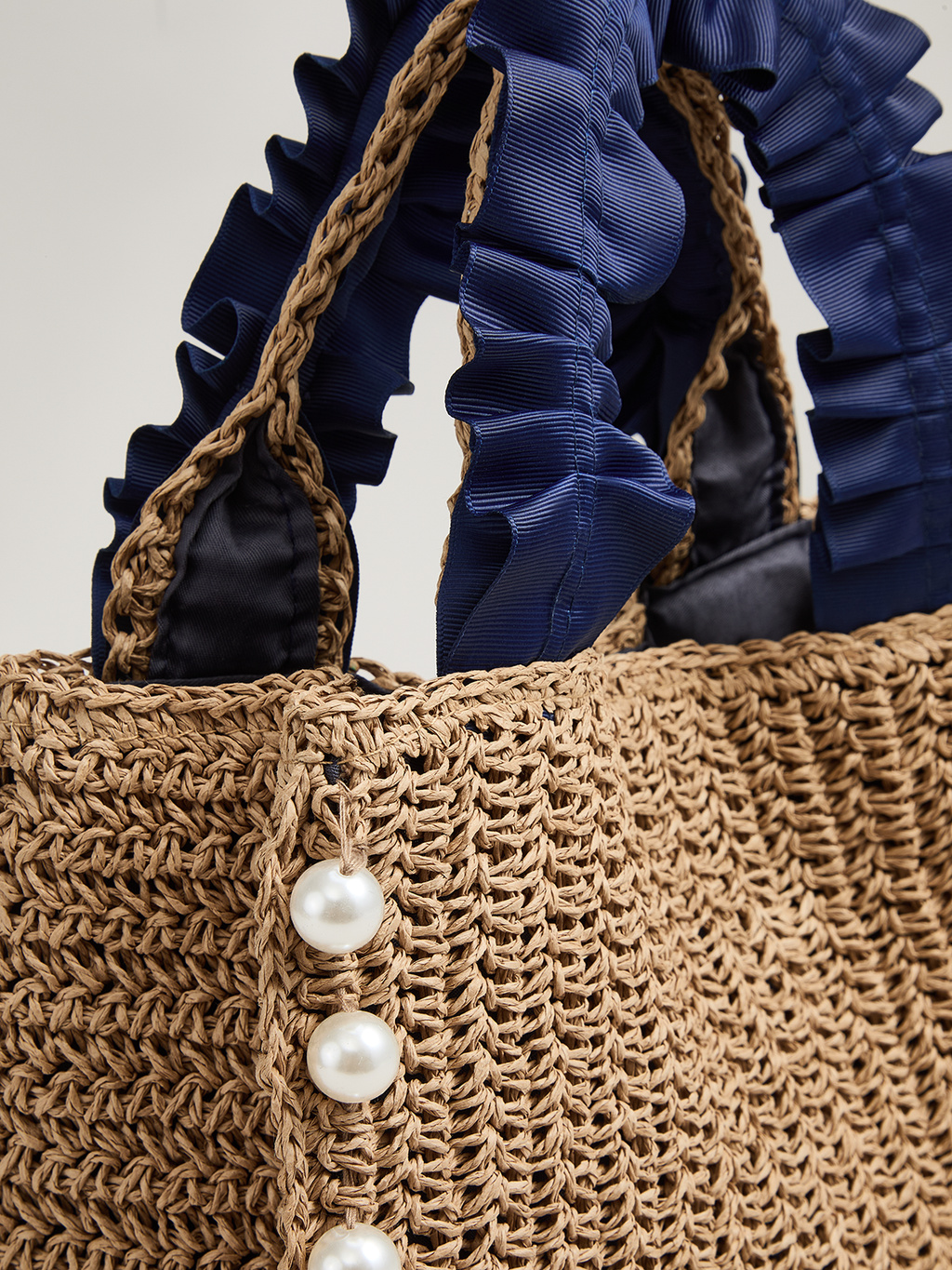 Shopper aus geflochtenem Stroh mit Perlen