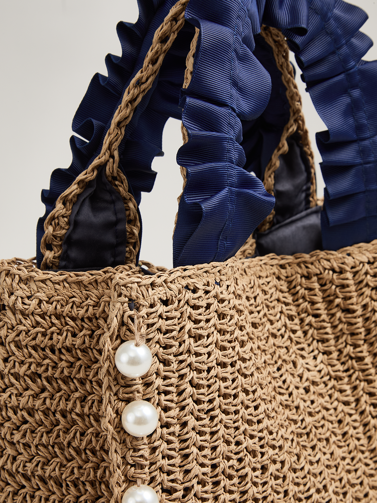 Shopper aus geflochtenem Stroh mit Perlen
