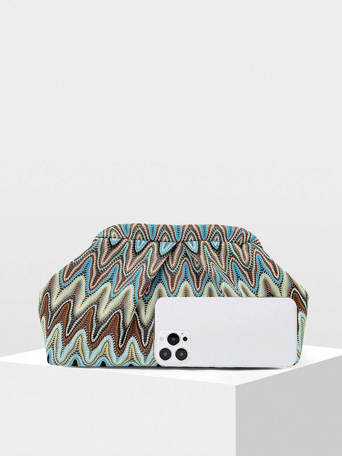 Abend-Clutch mit Zickzack-Muster und Raffung