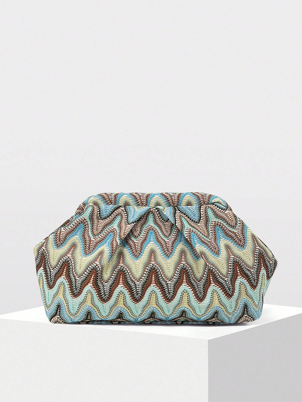 Abend-Clutch mit Zickzack-Muster und Raffung