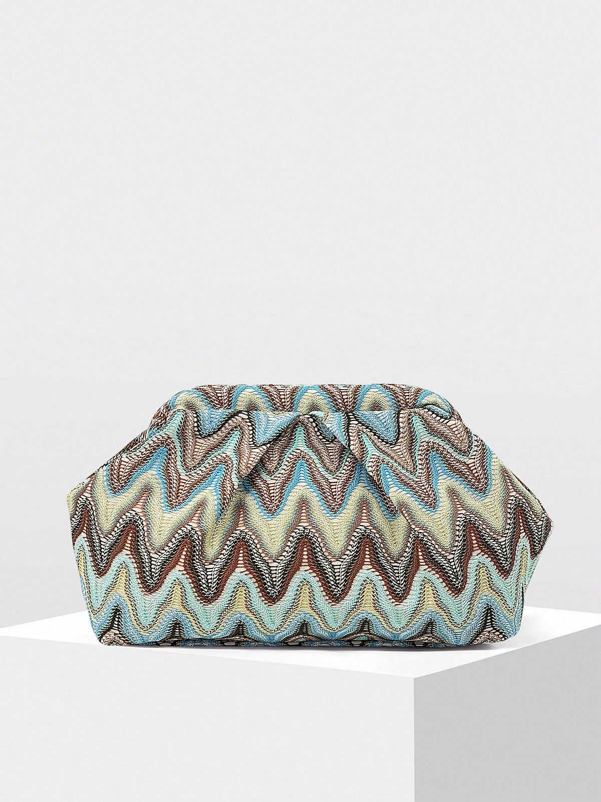 Abend-Clutch mit Zickzack-Muster und Raffung